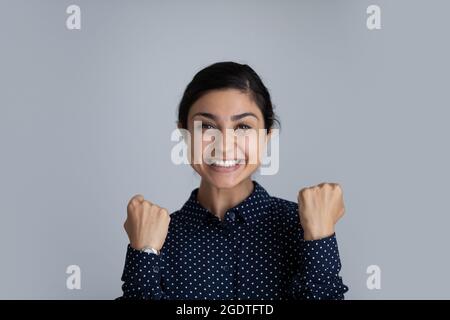 Porträt der begeisterten indischen Frau feiern Sieg Stockfoto