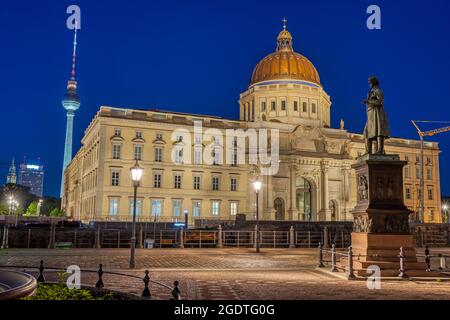 Das wunderschön rekonstruierte Stadtpalais und der berühmte Fernsehturm in Berlin bei Nacht Stockfoto