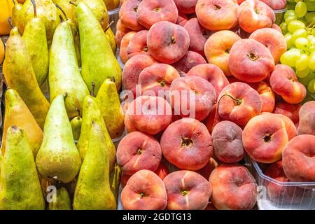 Birnen und Pfirsiche zum Verkauf auf einem Markt Stockfoto