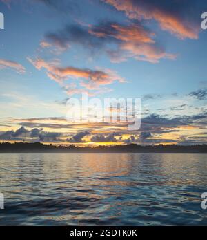 Sonnenaufgang vom Surf Charter Boot auf den Mentawai Inseln in Indonesien. Diese Gegend hat einige der besten Surfmöglichkeiten der Welt zusammen mit tropischen Landschaften Stockfoto