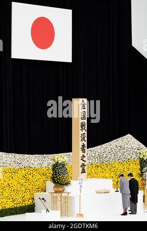 Tokio, Japan. August 2021. Der japanische Kaiser Naruhito, rechts, und Kaiserin Masako, die Schutzmasken trägt, beobachten einen Moment der Stille während eines Gedenkgottesdienstes zum 76. Jahrestag des Endes des Zweiten Weltkriegs in Tokio, Japan. (Bild: © POOL via ZUMA Press Wire) Stockfoto
