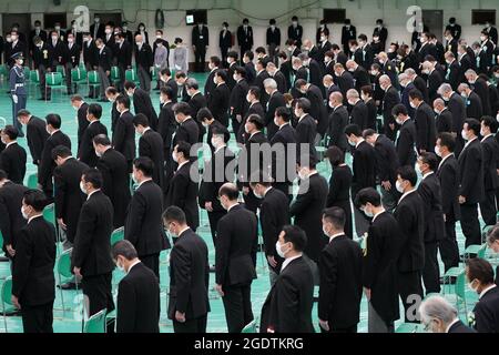 Tokio, Japan. August 2021. Besucher mit schützenden Gesichtsmasken beobachten einen Moment der Stille während eines Gedenkgottesdienstes zum 76. Jahrestag des Endes des Zweiten Weltkriegs in Tokio, Japan. (Bild: © POOL via ZUMA Press Wire) Stockfoto
