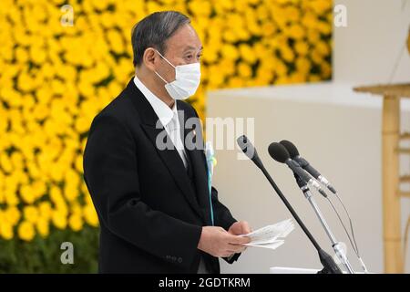 Tokio, Japan. August 2021. Yoshihide Suga, Japans Premierminister, hält in einer Schutzmaske eine Rede während eines Gedenkgottesdienstes zum 76. Jahrestag des Endes des Zweiten Weltkriegs in Tokio, Japan. (Bild: © POOL via ZUMA Press Wire) Stockfoto