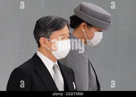 Tokio, Japan. August 2021. Der japanische Kaiser Naruhito, links, und Kaiserin Masako mit Schutzmasken nehmen an einem Gedenkgottesdienst zum 76. Jahrestag des Endes des Zweiten Weltkriegs in Tokio, Japan, Teil. (Bild: © POOL via ZUMA Press Wire) Stockfoto
