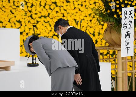 Tokio, Japan. August 2021. Japans Kaiser Naruhito, rechts, und Kaiserin Masako mit Schutzmasken verbeugen sich während eines Gedenkgottesdienstes zum 76. Jahrestag des Endes des Zweiten Weltkriegs in Tokio, Japan. (Bild: © POOL via ZUMA Press Wire) Stockfoto