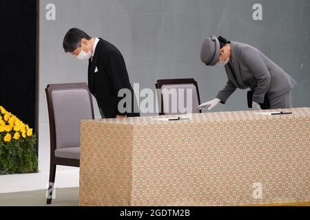 Tokio, Japan. August 2021. Der japanische Kaiser Naruhito, links, und Kaiserin Masako mit Schutzmasken verbeugen sich, als sie einen Gedenkgottesdienst zum 76. Jahrestag des Endes des Zweiten Weltkriegs in Tokio, Japan, verlassen. (Bild: © POOL via ZUMA Press Wire) Stockfoto