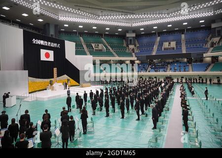 Tokio, Japan. August 2021. Der japanische Kaiser Naruhito, rechts (auf der Bühne), und Kaiserin Masako nehmen an einem Gedenkgottesdienst zum 76. Jahrestag des Endes des Zweiten Weltkriegs in Tokio, Japan, Teil. (Bild: © POOL via ZUMA Press Wire) Stockfoto