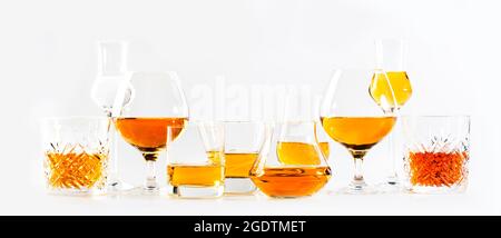 Starke Alkoholgetränke, harte Spirituosen, Spirituosen und Destillate iset in Gläsern: cognac, Scotch, Whiskey und andere. Weißer Hintergrund Stockfoto