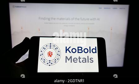 Person, die das Smartphone mit dem Logo des US-Bergbautechnikunternehmens Kobold Metals auf dem Bildschirm vor der Website hält. Konzentrieren Sie sich auf die Telefonanzeige. Stockfoto