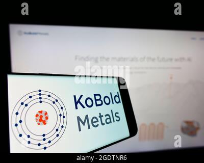 Smartphone mit Logo des US-amerikanischen Bergbautechnikunternehmens Kobold Metals auf dem Bildschirm vor der Business-Website. Konzentrieren Sie sich auf die Mitte links des Telefondisplays. Stockfoto