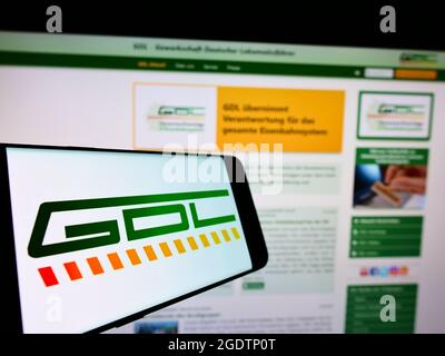 Smartphone mit Logo der Gewerkschaft Deutscher Lokomotivführer (GDL) auf dem Bildschirm vor der Website. Konzentrieren Sie sich auf die Mitte rechts des Telefondisplays. Stockfoto