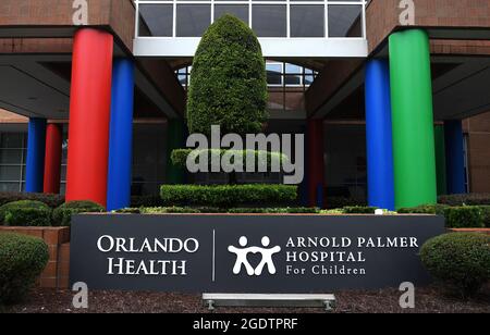 Orlando, Usa. August 2021. Ein Schild ist am Eingang des Arnold Palmer Kinderkrankenhauses zu sehen. Die Anzahl der mit COVID-19 ins Krankenhaus eingeliefert Kinder in den Vereinigten Staaten erreichte mit etwas mehr als 1900 einen Rekordwert, wobei Florida das Land bei den hospitalisierten Kindern anführt, da diese Woche der Schulunterricht begann. (Foto von Paul Hennessy/SOPA Images/Sipa USA) Quelle: SIPA USA/Alamy Live News Stockfoto