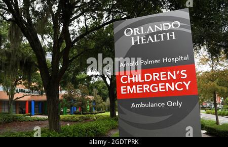 Orlando, Usa. August 2021. Am Noteingang des Arnold Palmer Kinderkrankenhauses ist ein Schild zu sehen. Die Anzahl der mit COVID-19 ins Krankenhaus eingeliefert Kinder in den Vereinigten Staaten erreichte mit etwas mehr als 1900 einen Rekordwert, wobei Florida das Land bei den hospitalisierten Kindern anführt, da diese Woche der Schulunterricht begann. (Foto von Paul Hennessy/SOPA Images/Sipa USA) Quelle: SIPA USA/Alamy Live News Stockfoto