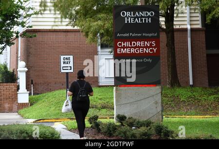 Orlando, Usa. August 2021. Eine Frau geht in die Nähe des Noteingangs des Arnold Palmer Kinderkrankenhauses. Die Anzahl der mit COVID-19 ins Krankenhaus eingeliefert Kinder in den Vereinigten Staaten erreichte mit etwas mehr als 1900 einen Rekordwert, wobei Florida das Land bei den hospitalisierten Kindern anführt, da diese Woche der Schulunterricht begann. (Foto von Paul Hennessy/SOPA Images/Sipa USA) Quelle: SIPA USA/Alamy Live News Stockfoto