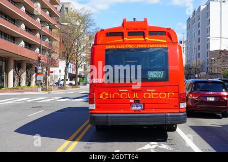 WASHINGTON, DC -2 APR 2021- Blick auf einen öffentlichen Nahverkehrsbus von DC Circulator auf der Straße in Georgetown, Washington DC. Stockfoto