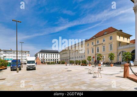 Karlsruhe, Deutschland - August 2021: Marktplatz im Stadtzentrum an sonnigen Tagen Stockfoto