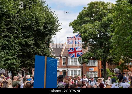 Eine kleine Drohne, die über eine Versammlung von Demonstranten auf dem Warrior Square, Southend on Sea, Essex, Großbritannien, fliegt. UAV, unbemanntes Luftfahrzeug, über Menschenmenge Stockfoto