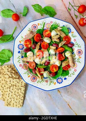 Frischer und farbenfroher Salat mit Thunfisch, Spinat und Mozzarella-Käse, Vitaminen und Mineralstoffen, gesundes Lebensmittelkonzept Stockfoto