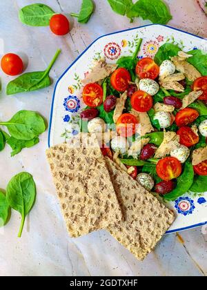 Frischer und farbenfroher Salat mit Thunfisch, Spinat und Mozzarella-Käse, Vitaminen und Mineralstoffen, gesundes Lebensmittelkonzept Stockfoto