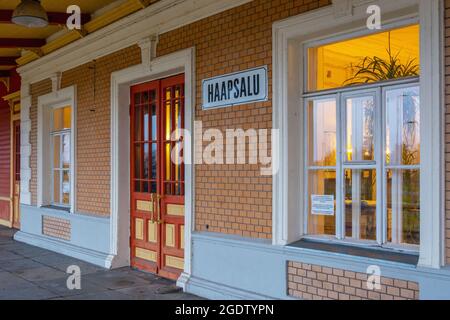 Tür zum Bahnhof Museum von der Plattform in Haapsalu Estland Stockfoto