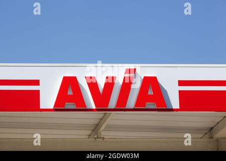 Chenelette, Frankreich - 12. September 2020: AVIA-Schild an einer Tankstelle. Das Unternehmen AVIA International ist mit mehr als 2900 Tankstellen vertreten Stockfoto