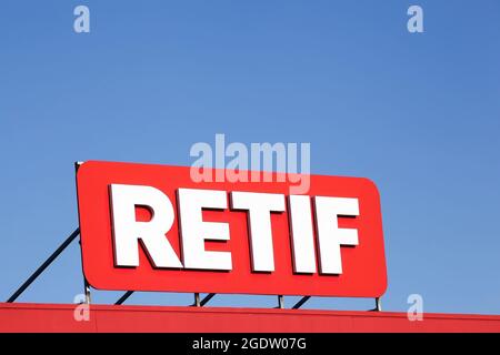 Dardilly, Frankreich - 13. Juni 2021: Die RETIF-Gruppe ist führend im Vertrieb von Geräten, Verbrauchsmaterialien und Zubehör für Profis Stockfoto