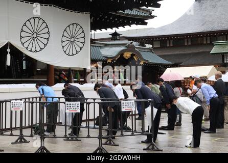 Tokio, Japan. August 2021. Am Sonntag, dem 15. August 2021, verbeugen sich die Menschen vor den Kopf, um den Opfern des Krieges am umstrittenen Yasukuni-Schrein in Tokio zu Ehren zu halten. Japan feierte den 76. Jahrestag seiner Kapitulation des Zweiten Weltkriegs. Quelle: Yoshio Tsunoda/AFLO/Alamy Live News Stockfoto