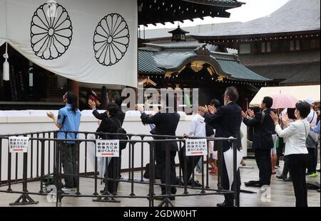 Tokio, Japan. August 2021. Am Sonntag, den 15. August 2021, klatschen Menschen in die Hände, um Kriegsopfer am umstrittenen Yasukuni-Schrein in Tokio zu ehren. Japan feierte den 76. Jahrestag seiner Kapitulation des Zweiten Weltkriegs. Quelle: Yoshio Tsunoda/AFLO/Alamy Live News Stockfoto