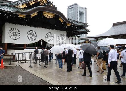 Tokio, Japan. August 2021. Am Sonntag, den 15. August 2021, besuchen Menschen den umstrittenen Yasukuni-Schrein, um Kriegsopfer in Tokio zu ehren. Japan feierte den 76. Jahrestag seiner Kapitulation des Zweiten Weltkriegs. Quelle: Yoshio Tsunoda/AFLO/Alamy Live News Stockfoto