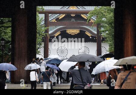 Tokio, Japan. August 2021. Am Sonntag, den 15. August 2021, besuchen Menschen den umstrittenen Yasukuni-Schrein, um Kriegsopfer in Tokio zu ehren. Japan feierte den 76. Jahrestag seiner Kapitulation des Zweiten Weltkriegs. Quelle: Yoshio Tsunoda/AFLO/Alamy Live News Stockfoto