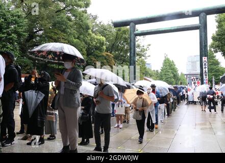 Tokio, Japan. August 2021. Am Sonntag, den 15. August 2021, besuchen Menschen den umstrittenen Yasukuni-Schrein, um Kriegsopfer in Tokio zu ehren. Japan feierte den 76. Jahrestag seiner Kapitulation des Zweiten Weltkriegs. Quelle: Yoshio Tsunoda/AFLO/Alamy Live News Stockfoto