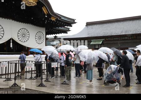 Tokio, Japan. August 2021. Am Sonntag, den 15. August 2021, besuchen Menschen den umstrittenen Yasukuni-Schrein, um Kriegsopfer in Tokio zu ehren. Japan feierte den 76. Jahrestag seiner Kapitulation des Zweiten Weltkriegs. Quelle: Yoshio Tsunoda/AFLO/Alamy Live News Stockfoto