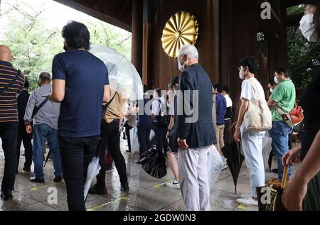 Tokio, Japan. August 2021. Am Sonntag, den 15. August 2021, beten Menschen im umstrittenen Yasukuni-Schrein in Tokio schweigend für Kriegsopfer. Japan feierte den 76. Jahrestag seiner Kapitulation des Zweiten Weltkriegs. Quelle: Yoshio Tsunoda/AFLO/Alamy Live News Stockfoto