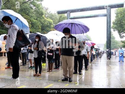 Tokio, Japan. August 2021. Am Sonntag, den 15. August 2021, beten Menschen im umstrittenen Yasukuni-Schrein in Tokio schweigend für Kriegsopfer. Japan feierte den 76. Jahrestag seiner Kapitulation des Zweiten Weltkriegs. Quelle: Yoshio Tsunoda/AFLO/Alamy Live News Stockfoto