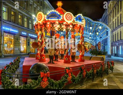 Malaya Sadova Straße. Sankt Petersburg, Russland. 27. Dezember 2019. Die Dekoration der Stadt St. Petersburg vor der Feier des neuen Jahres Stockfoto