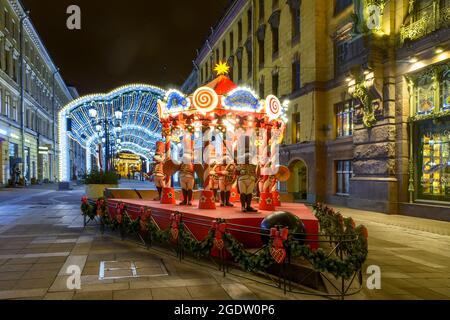 Malaya Sadova Straße. Sankt Petersburg, Russland. 27. Dezember 2019. Die Dekoration der Stadt St. Petersburg vor der Feier des neuen Jahres Stockfoto