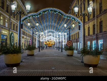 Malaya Sadova Straße. Sankt Petersburg, Russland. 27. Dezember 2019. Die Dekoration der Stadt St. Petersburg vor der Feier des neuen Jahres Stockfoto