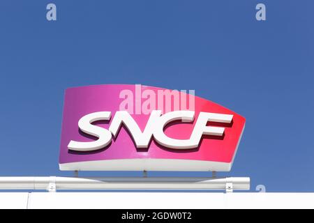 Grenoble, Frankreich - 25. Juni 2017: Logo der SNCF auf einem Bahnhof. Die SNCF ist die Nationale Gesellschaft der französischen Eisenbahn in Frankreich Stockfoto