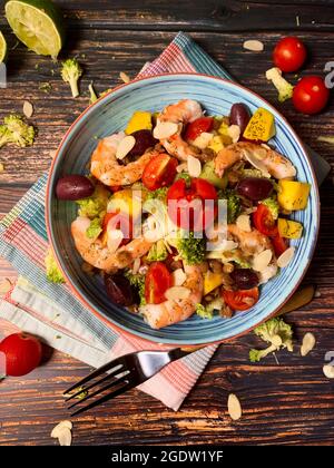 Frischer Salat aus gedämpften Garnelen, Kohl, Avocado, Spinat, Kirschtomaten, Brokkoli, Salat, Cashew, Sellerie, Mango, Oliven Stockfoto