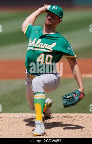 CLEVELAND, OH - AUGUST 12: Chris Bassitt (40) von den Oakland A's Pitches während eines Spiels gegen die Cleveland Indians im Progressive Field am 12. August Stockfoto