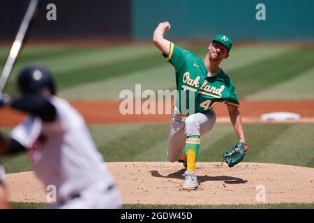 CLEVELAND, OH - AUGUST 12: Chris Bassitt (40) von den Oakland A's Pitches während eines Spiels gegen die Cleveland Indians im Progressive Field am 12. August Stockfoto