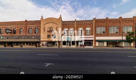 Geschäfte, einige geschlossen, an der Main Street, Colfax, Washington State, USA, die den Niedergang der Kleinstadt illustrieren Stockfoto