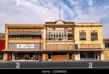 Block aus dem frühen 20. Jahrhundert mit Geschäften an der Main Street, Colfax, Washington State, USA, die den Niedergang der Kleinstadt illustrieren Stockfoto