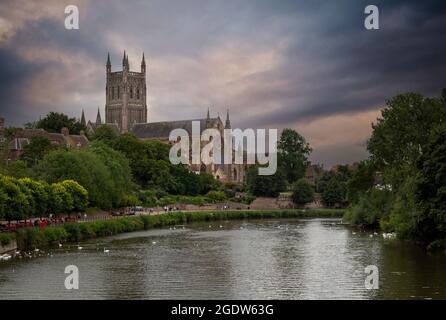 Editorial Worcester, UK - 11. August 2021: Die Worcester Cathedral, eine anglikanische Kathedrale in Worcester, England, liegt an einer Bank mit Blick auf den Rive Stockfoto