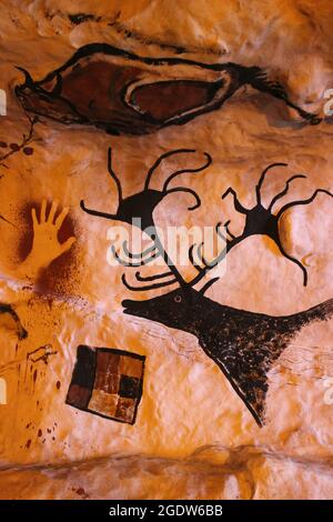 Moderne Rekonstruktion der prähistorischen Höhle mit Tierbildern und Handdrucken Stockfoto