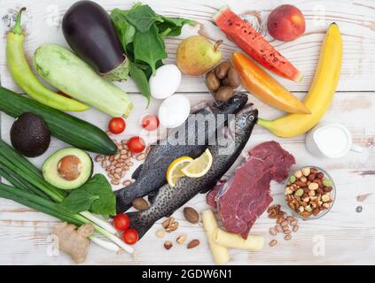 Ketogene Low Carbs Diät - Lebensmittelauswahl gut für Herz und Blutgefäße. Ausgewogene gesunde Bio-Ernährung mit Fleisch, Fisch und Gemüse. Stockfoto