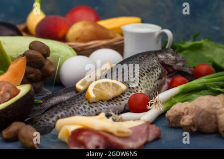 Ketogene Low Carbs Diät - Lebensmittelauswahl gut für Herz und Blutgefäße. Ausgewogene gesunde Bio-Ernährung mit Fleisch, Fisch und Gemüse. Stockfoto
