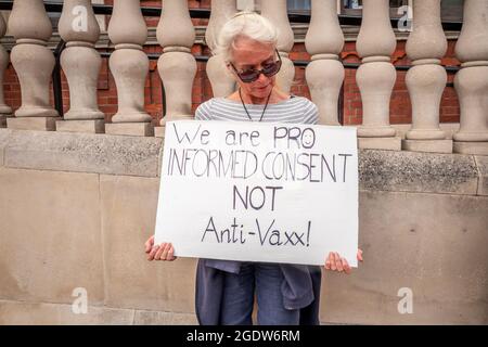 Eastbourne, 13. August 2021: Demonstranten sorgen sich über die Einführung des Covid-19-Impfstoffes durch die Regierung auf den Straßen von Eastbourne Stockfoto