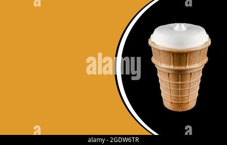 Eis in einer Waffelbecher, auf schwarzem Hintergrund, Platz für den Text, auf orangefarbenem Hintergrund Stockfoto