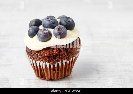 Muffins mit frischem Obst dekoriert. Gesunder Snack. Stockfoto